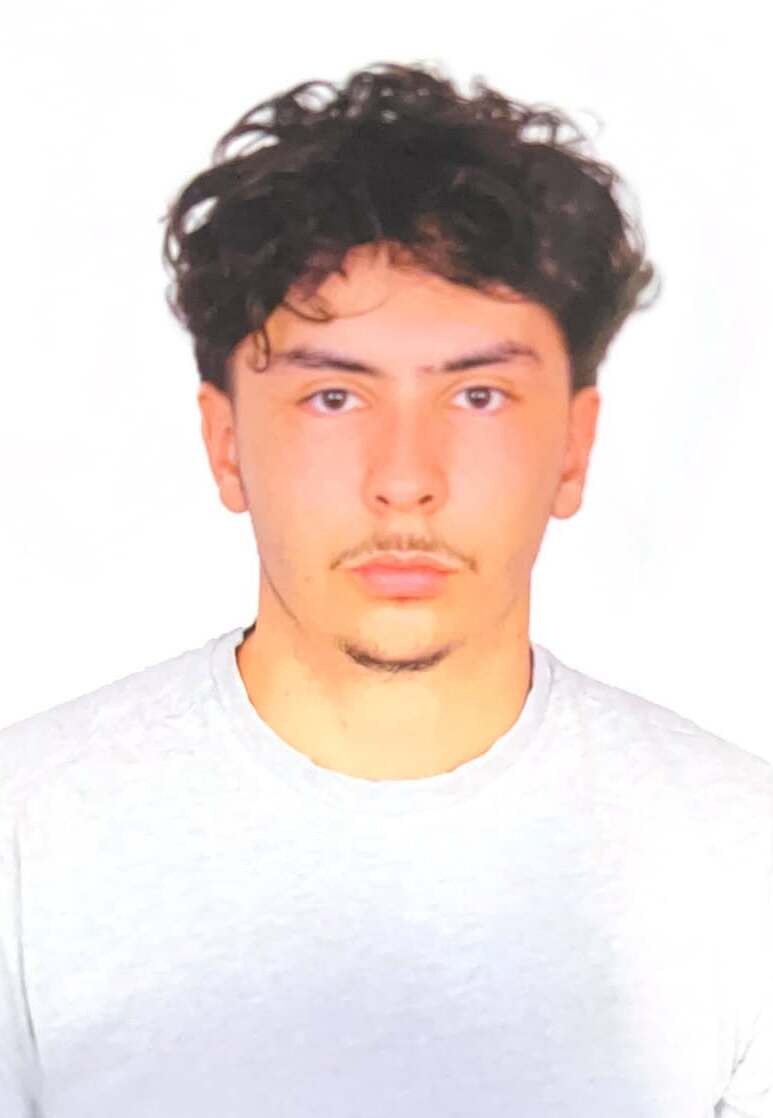 Exemple de photo d’identité : portrait net, face caméra, fond clair